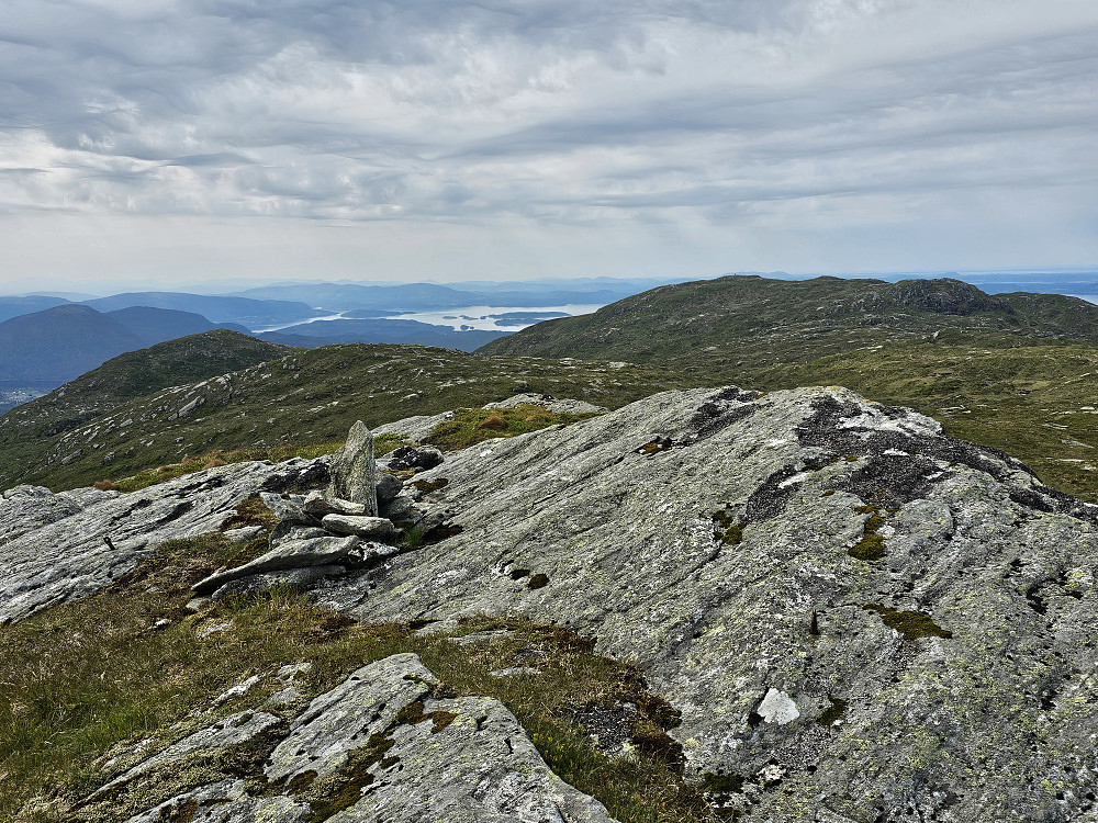 på Gulbrekkefjellet sett mot Sleirsfjellet til høyre og Skrenuten til venstre