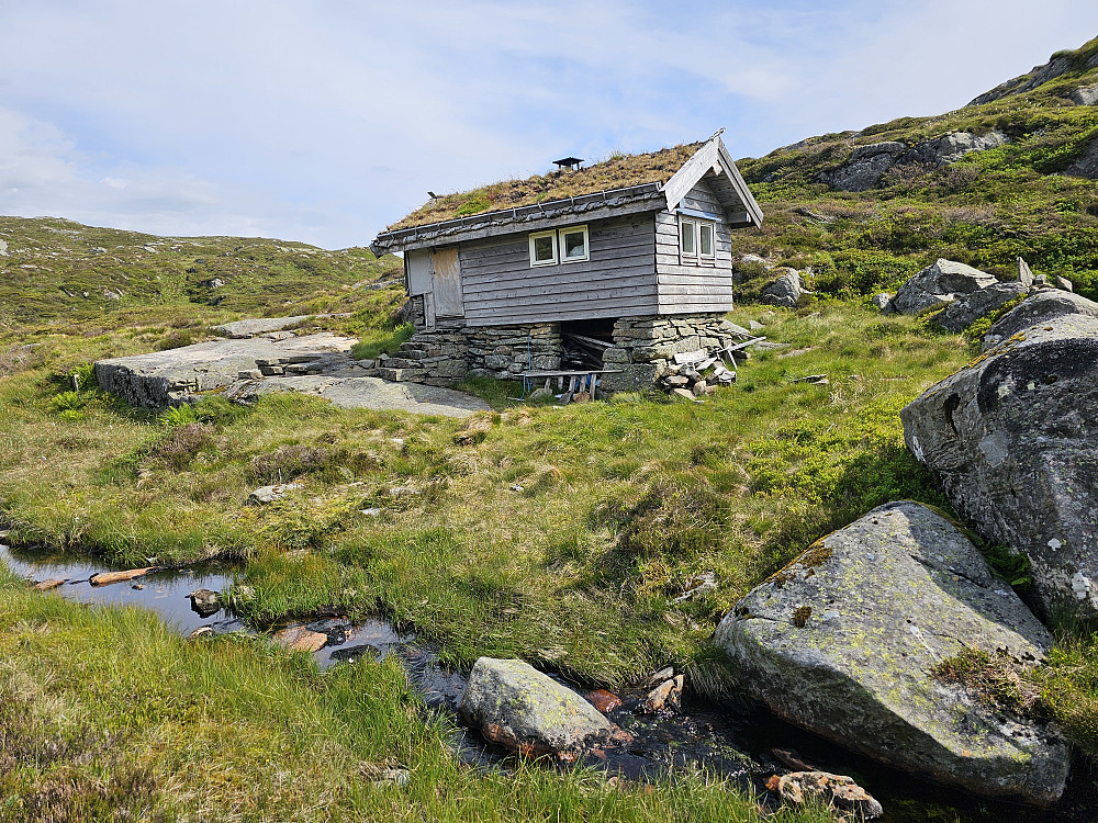 en hytte som trolig har vært støl, står på gammel grunnmur øverst i Steinsetdalen
