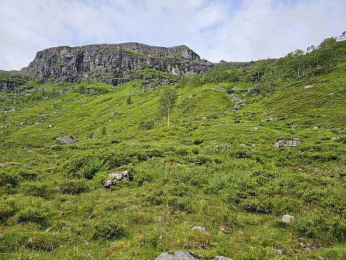 nede i dalbunnen, opp under berget og runder til høyre