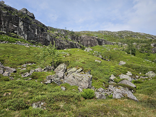 til høyre ved berg før jeg kom meg videre opp ved en bekk