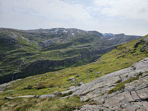 oppe på kanten av ryggen med utsikt mot Jarlandsfjellet