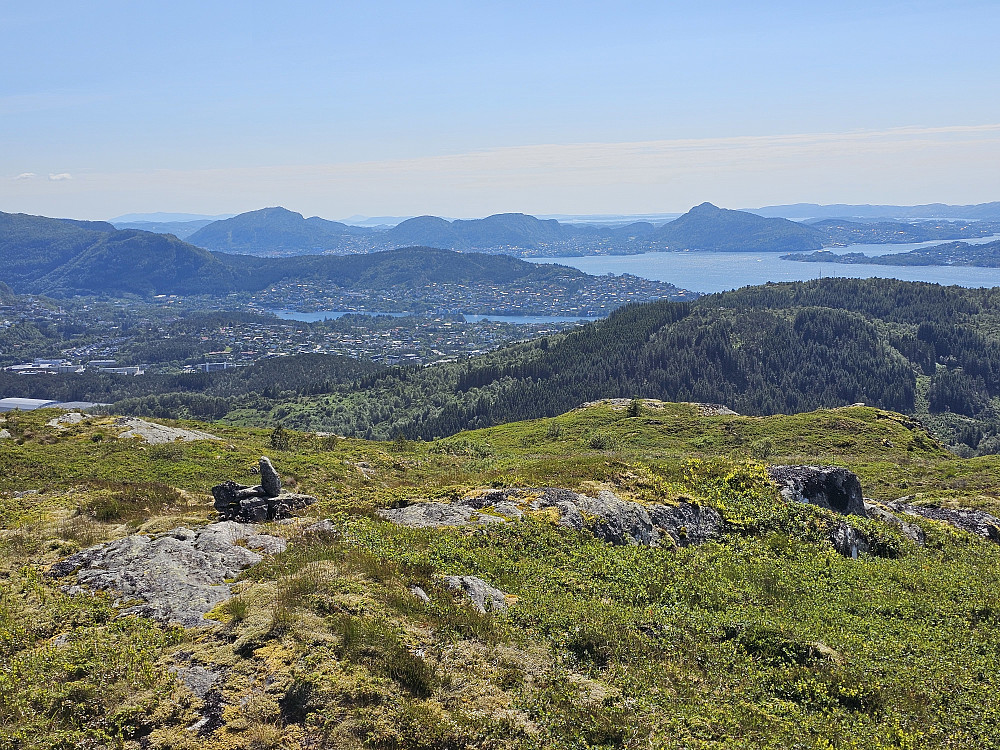 utsikt fra Midtfjellet mot Bergen med Løvstakken, Damsgårdsfjellet og Lyderhorn i bakre rekke. 