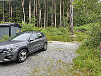 parkering og sti inn i skogen