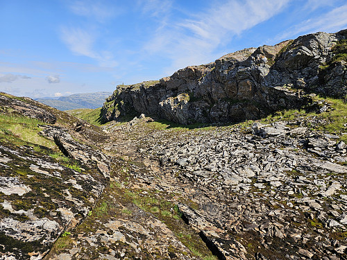 i skaret mellom Flatafjellet og Morkafjellet, mot nord