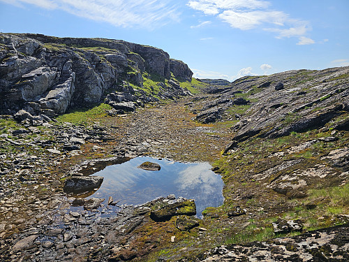 i skaret mellom Flatafjellet og Morkafjellet, mot syd