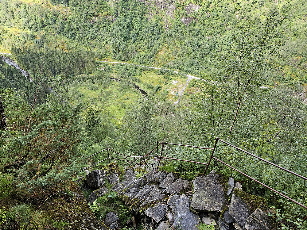 i øvre del av steintrappen sett ned