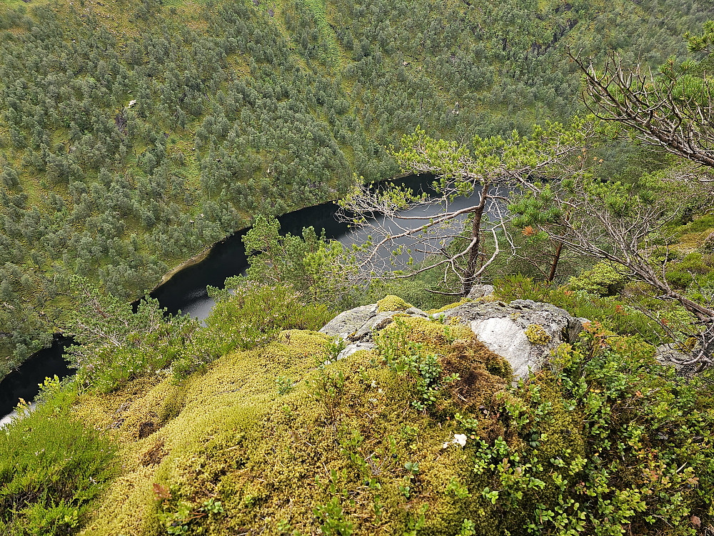 Nipen 437 med Litle Hummelvatnet rett under. 
