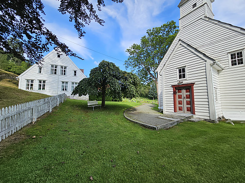 Fjelberg kyrkje og prestegarden