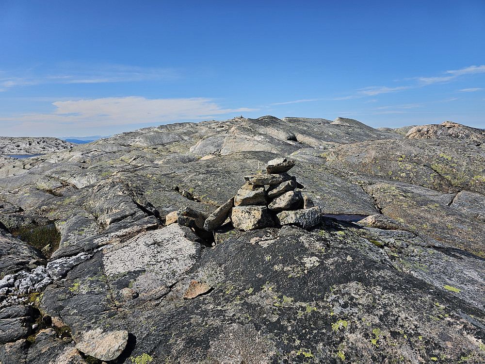 liten varde ved kommunegrensen mellom Vaksdal og Samnanger på Småbrekkebukken. 