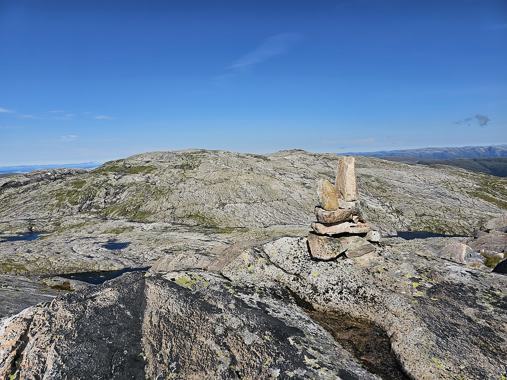 toppen på Småbrekkebukken 1129 med neste turmål Bergsbukken i bakgrunnen