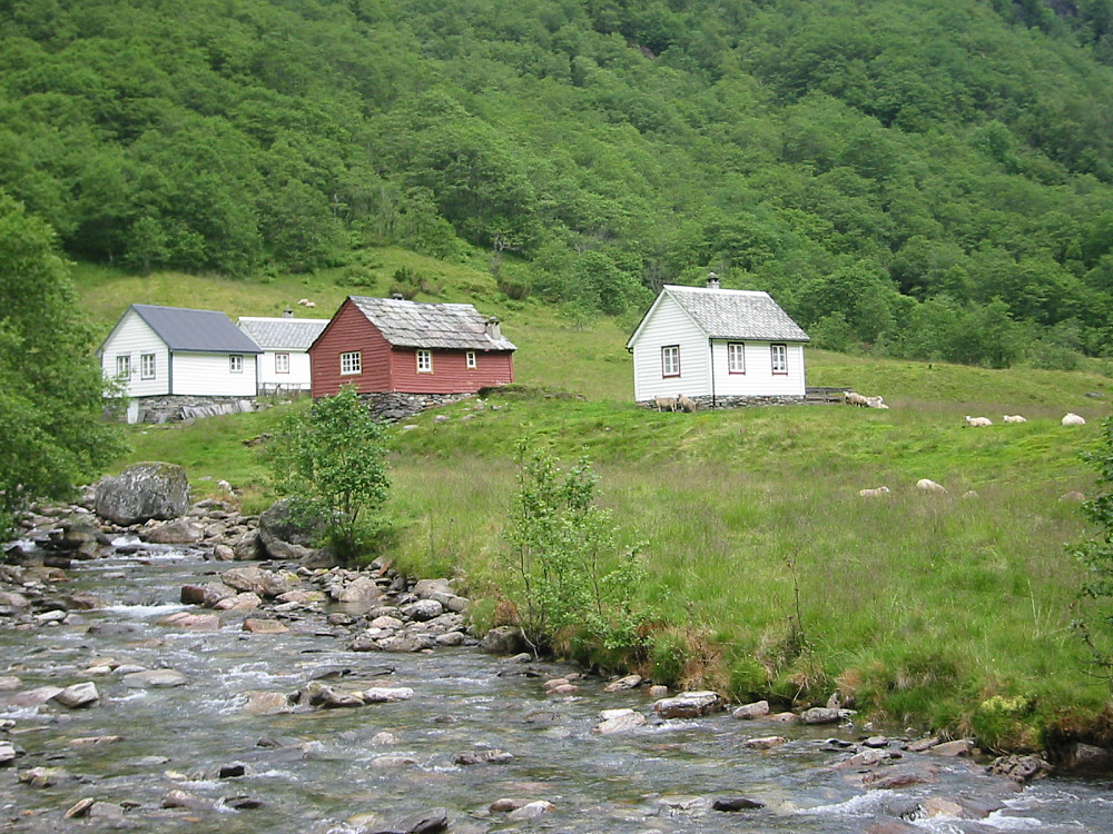 Stølshusene på østsiden av elven