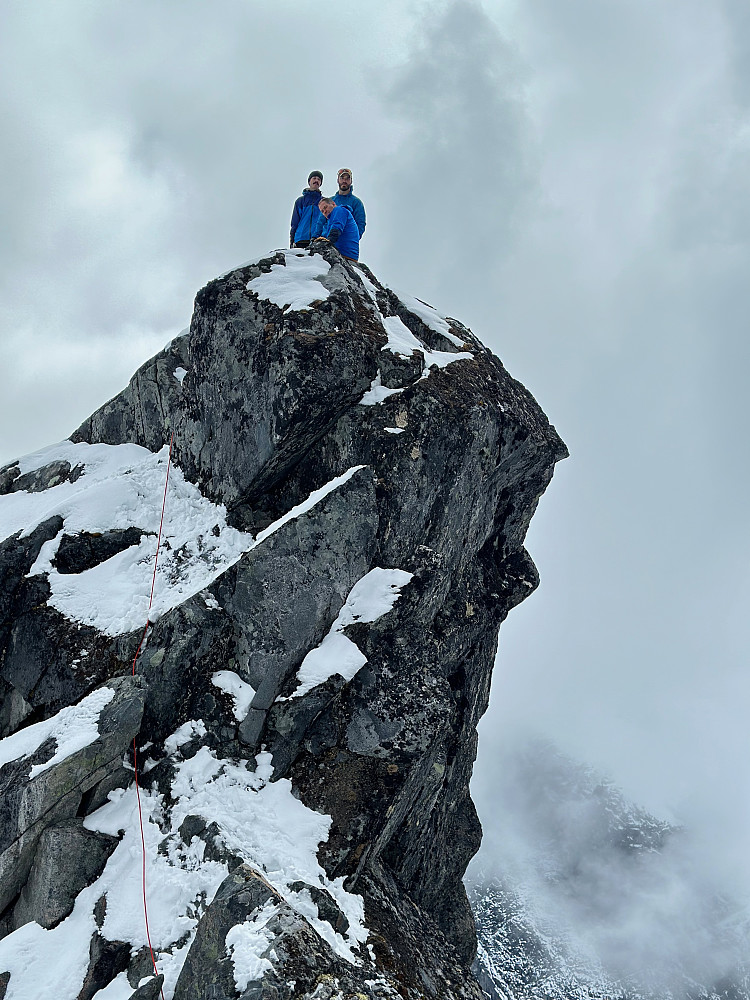 På toppen av Killingen. Vi var 11 som startet på turen. En voksen snudde tidlig. De to minste barna snudde på ca 1700 m høyde sammen med moren, 7 kom opp i skaret mellom Killingen og eggen og tre på toppen av Killingen. Ganske ubehagelig å klyve opp på nysnøen. Kun en var på Sokse SØ1 og SØ2. VI kom tilbake til Leirvassbu i mange grupper. Først 1 så 3 så 3 så 2 og til slutt to