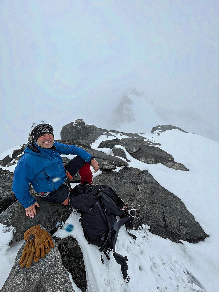 På toppen med Styggedalstinden i bakgrunnen