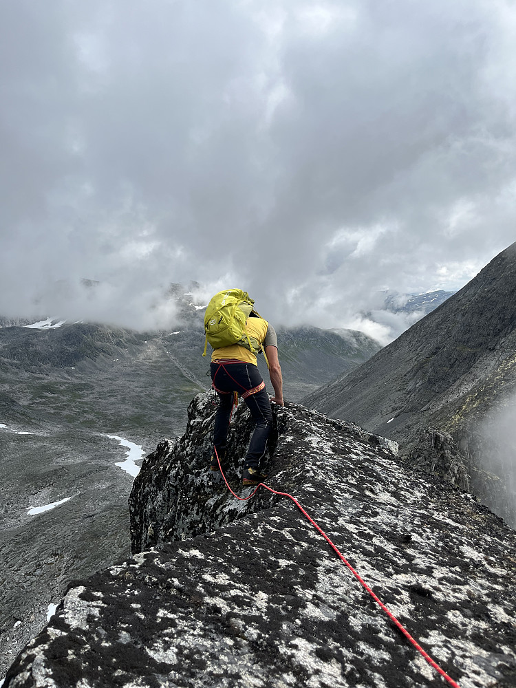 På med tauet igjen her, på vei ned fra Ågottind, mot Bjørktinden
