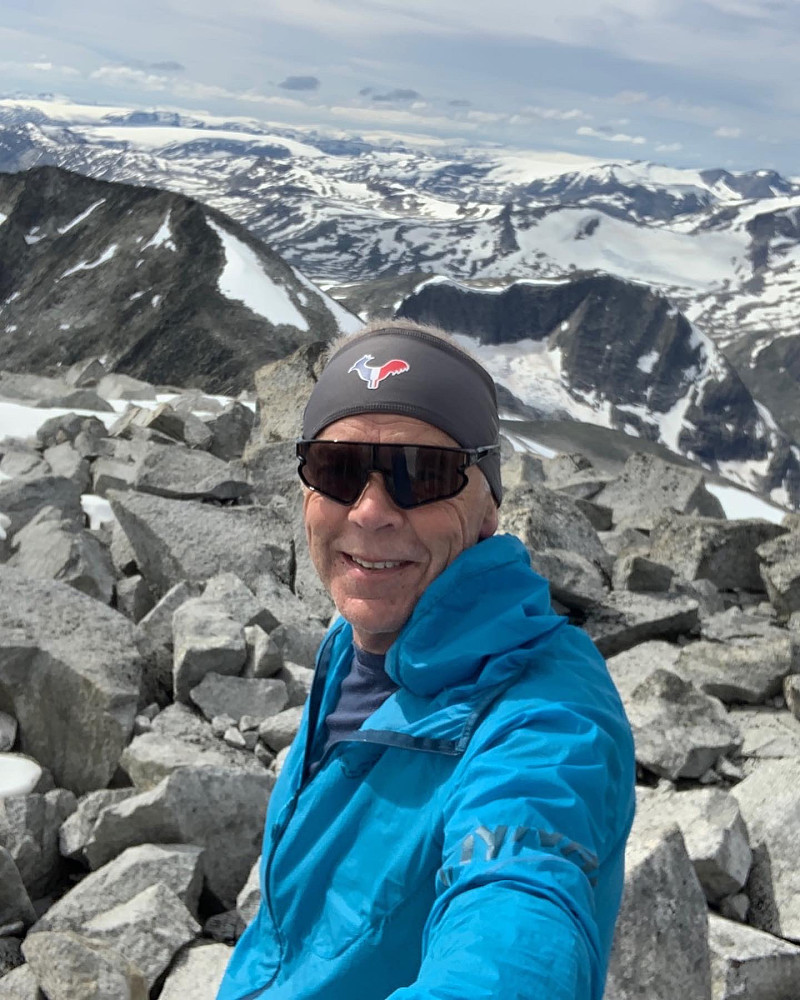 Selfie på toppen av Vestre H med dagens siste topp i bakgrunnen - Vestraste Hestbreatinden