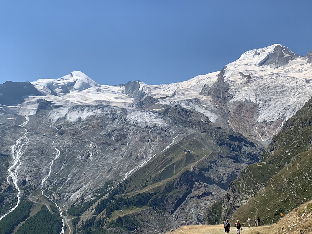 Allalinhorn og Alphubel i det fjerne!