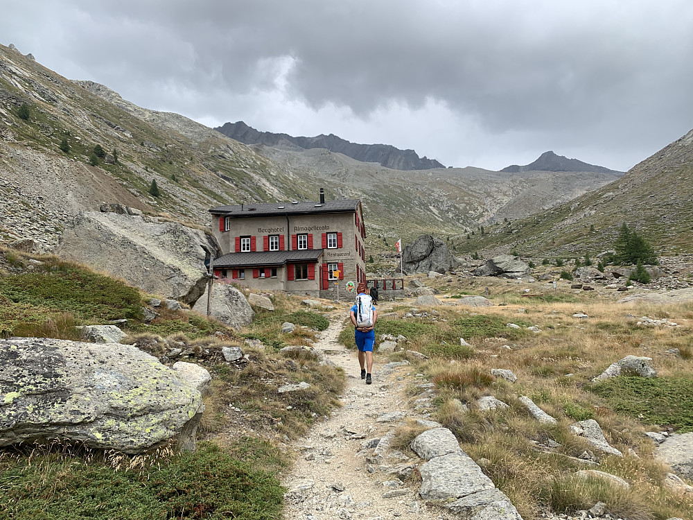 Passerer hytten Almagelleralp på vei opp !