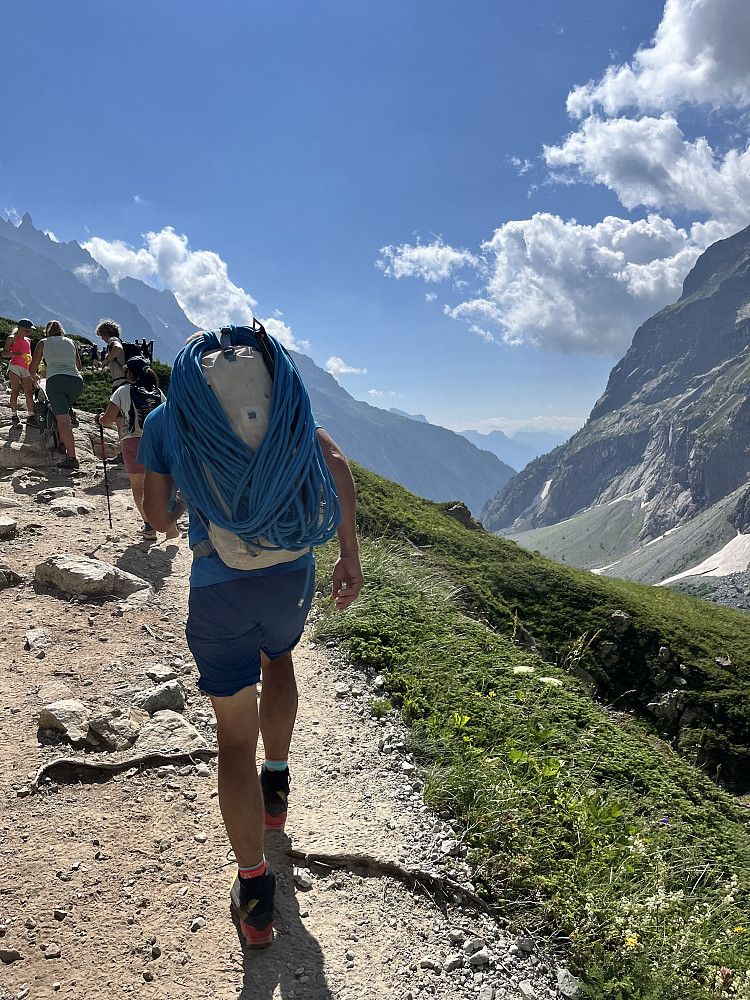Mye folk som skulle inn til vårt mellom stopp, Refuge Glacier Blanc.
Nydelig landskap og lettgått terreng, men kjente på varmen.