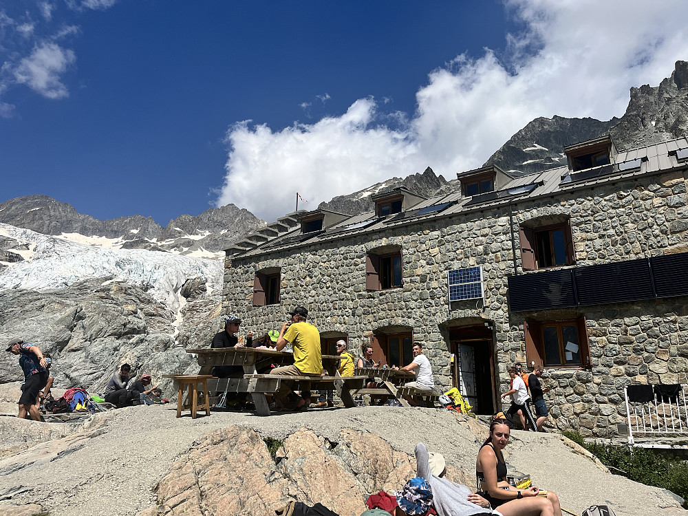 Refuge Glacier Blanc, en liten matbit her før turen går videre til Refuge des Ecrins
