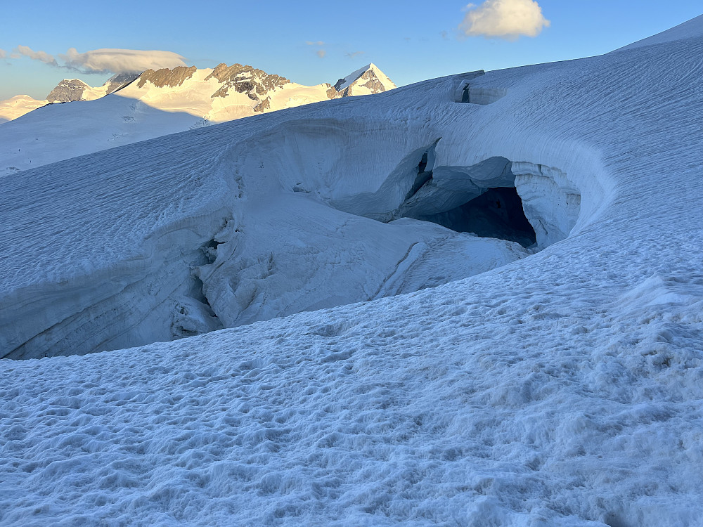 Solide sprekker i breen på vei opp til ryggen