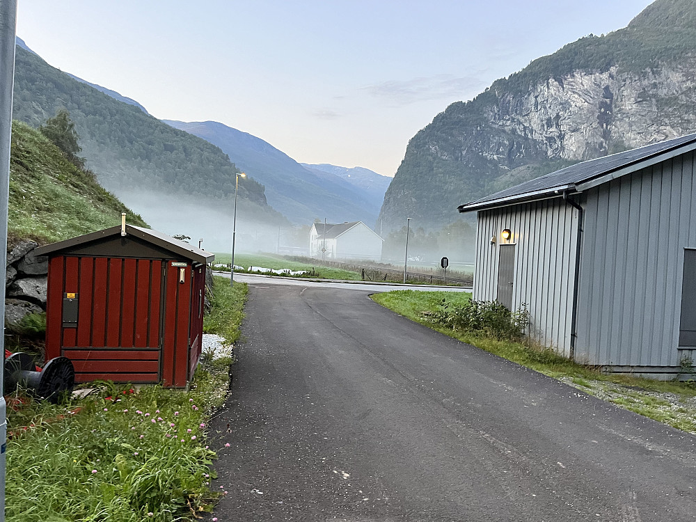 Starter ca 06:30 fra Flåm. Så det ble en Alpestart frokoste hjemme (03:00) før jeg kjørte til Flåm