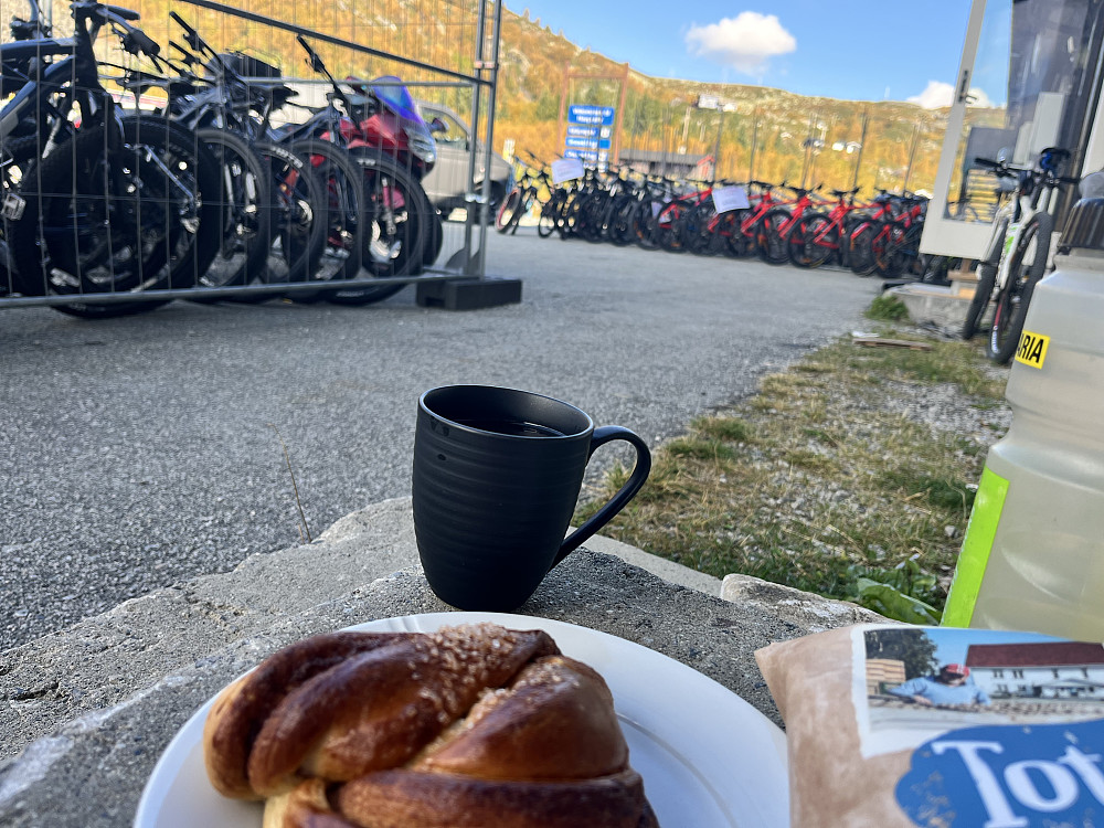 Kaffe og bolle på Haugastøl før retur til Flåm !