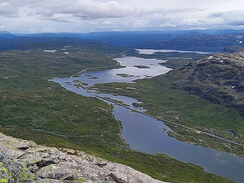 Utsikt fra toppen mot Ulevåvatnet og Haukeliseter