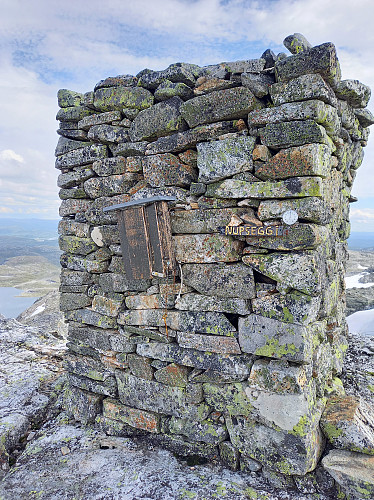 Toppvarden. Det har vært dyktige vardebyggere på Haukelifjell