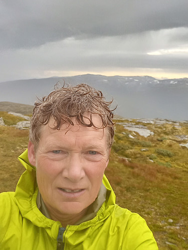 Fikk regn og tåke på veg mot toppen 