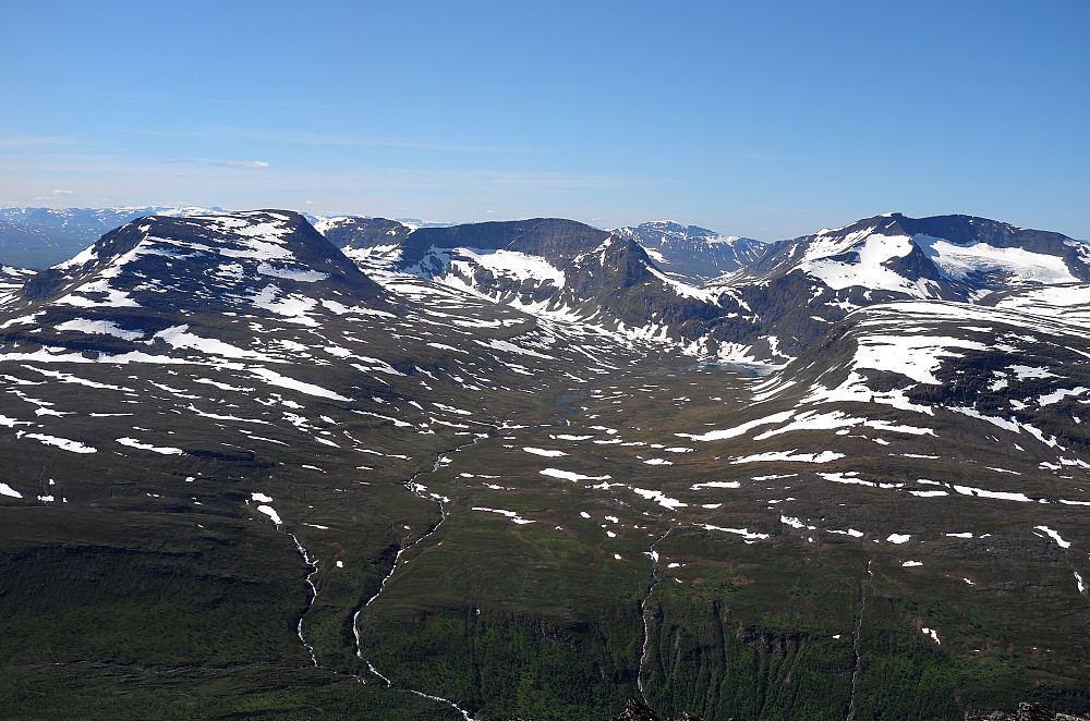 Vassdalstinden til høyre