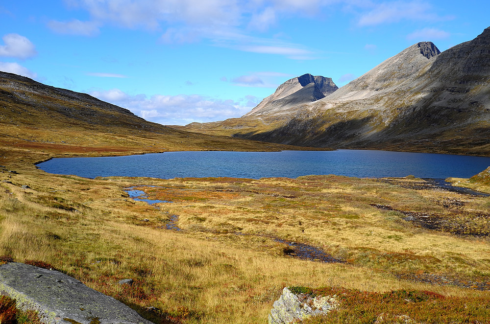 Renndalsvatnet, Snøfjellet og Skjerdingen