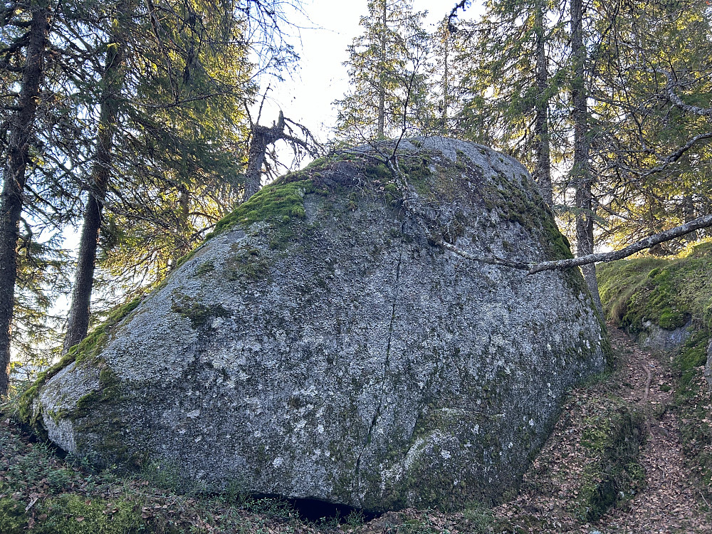 572