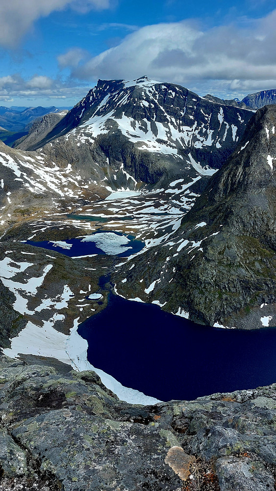 Inste Småholvatnet med Finnan i bakgrunnen