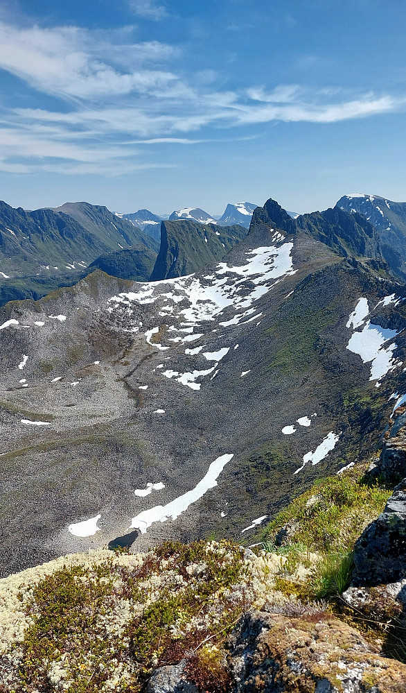 Utsikt mot Langhornet og Kovetinden fra Rognestøylstindane 