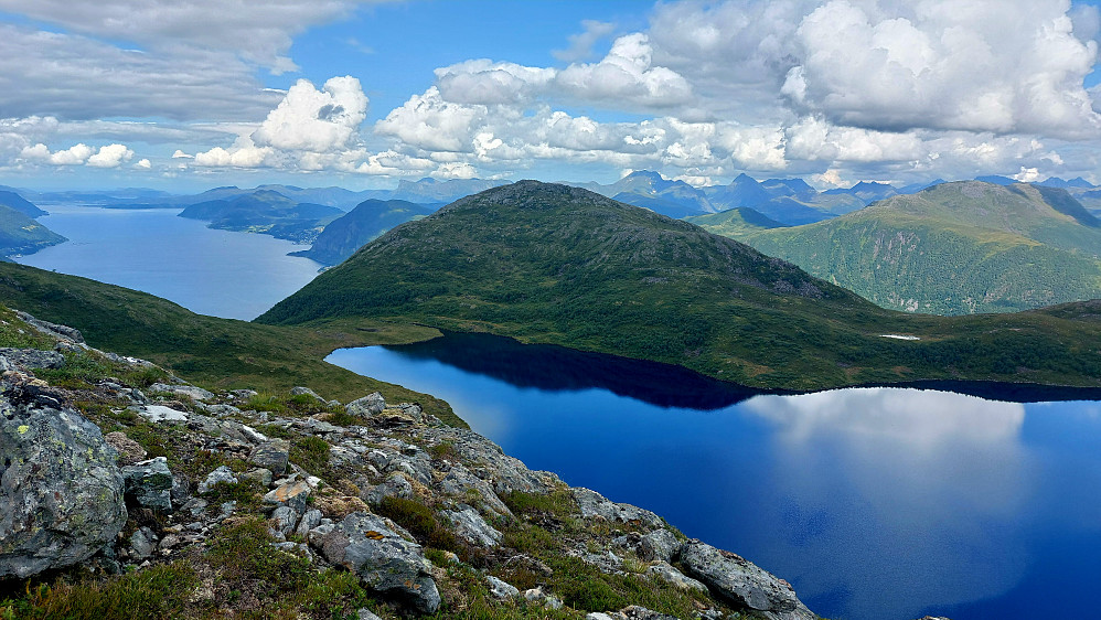 Grøndalsvatnet med Merket foran