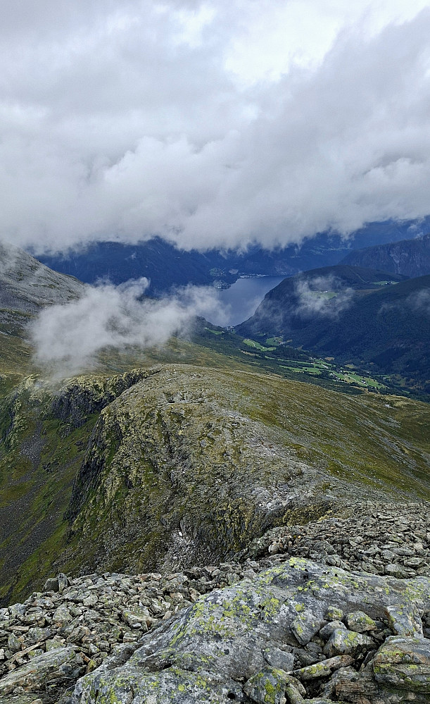 På vei ned fra Vardeggja med Norddalsfjorden og Valldal i bakgrunnen