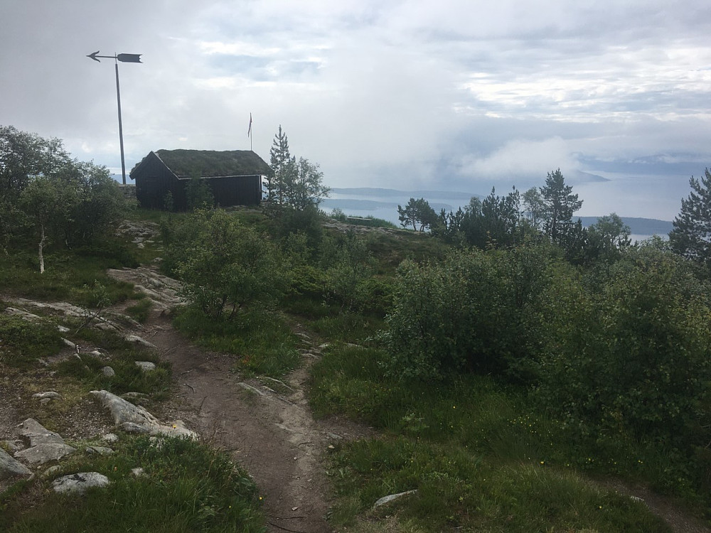 Litt skyer på morgenen i dag.