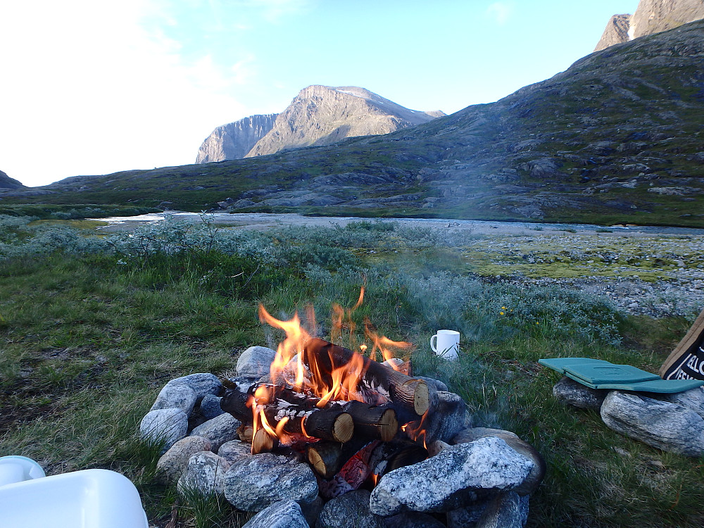 Leirbål med Storgrovfjellet i bakgrunnen