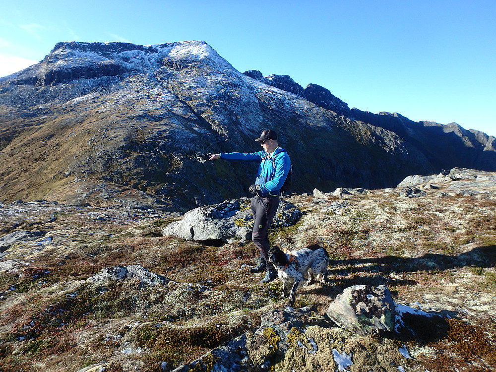 Snøtinden i bakgrunnen.