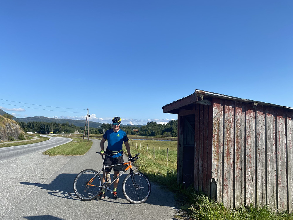 Sykla på sykkelstien fra Elnesvågen.