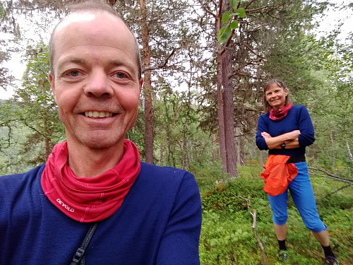 Peakbookentusiast med turfølge: Euforisk glede ved å finne høyest beliggende tue inne i tjukkeste skogen på Sauskarhågen.