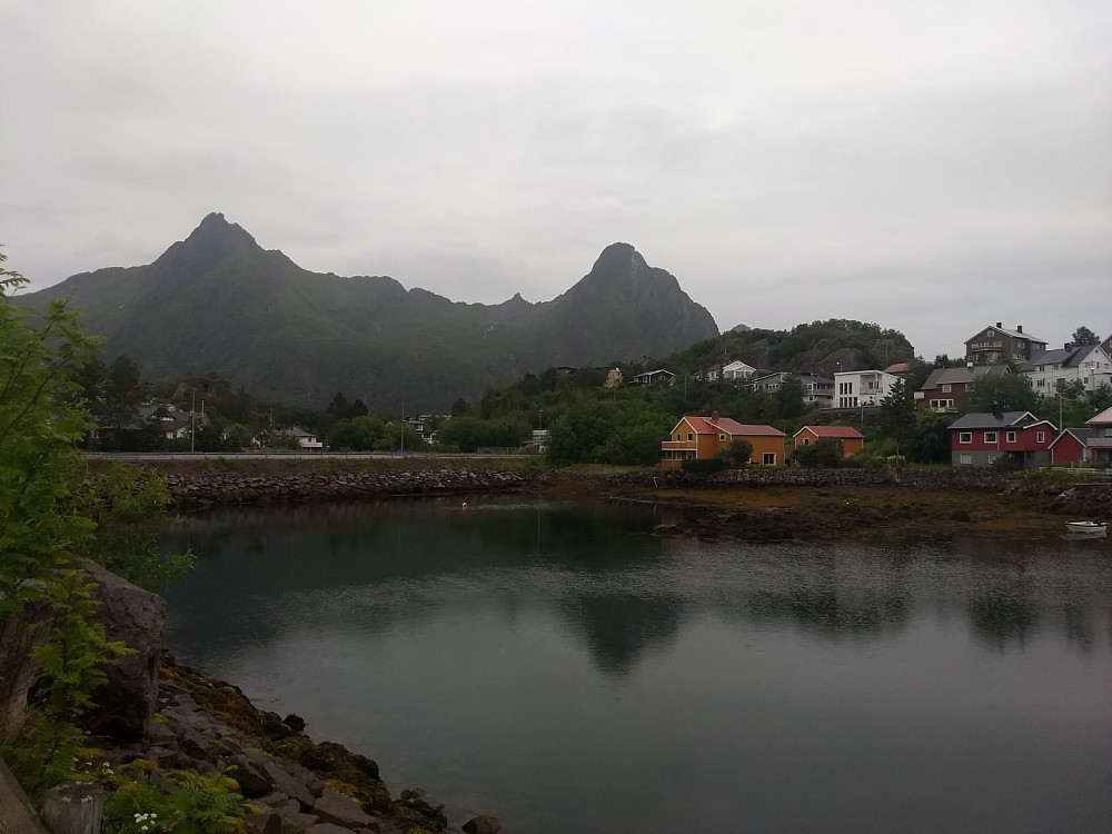 Fra ferjekaia. Byfjella Fløya og Blåtinden i bakgrunnen.