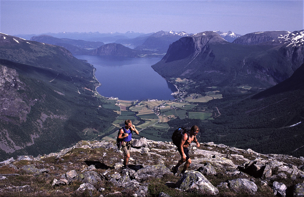 Anmarsj over Innfjorden.