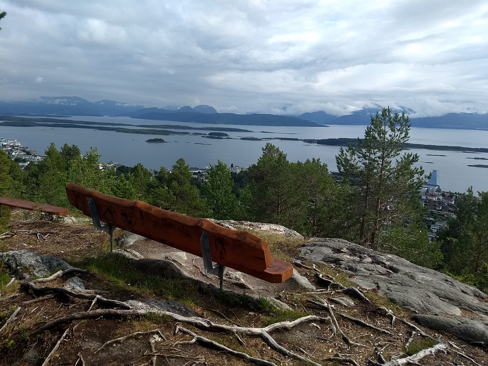 Klassisk Romsdalsk sommervær med lavt skydekke over fjella.