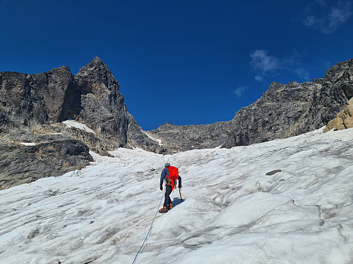 Slingsbrybreen svetter under den varme augustsola. Storen i bakgrunnen