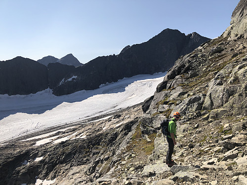 Berges chaussé, "østre inngang" med Midtmaradalsbreen bak