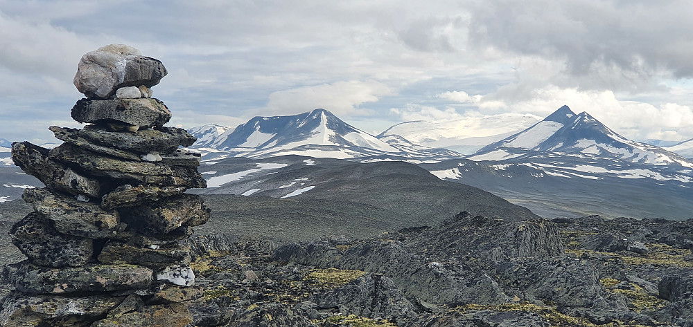 På Sotskarvet - med Tundradalskyrkja, Fortundalsbreen og Tverrådalskyrkja i bakgrunnen