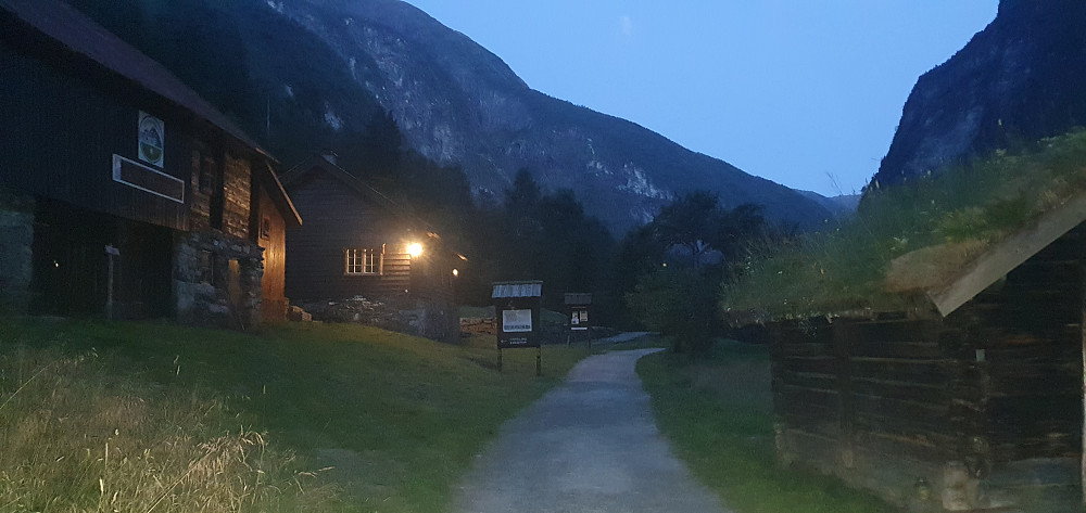 Natt i Utladalen - passerer her Utladalen Naturhus :)