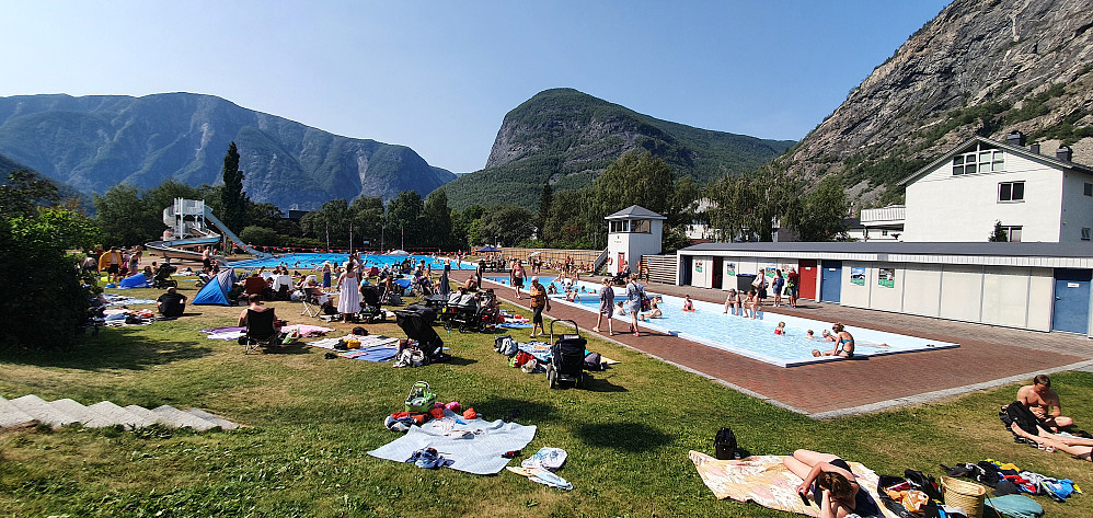 + til Øvre Årdal Friluftsbad for å hvile litt etter gårsdagens tur på vel 18 timer.... ;-)