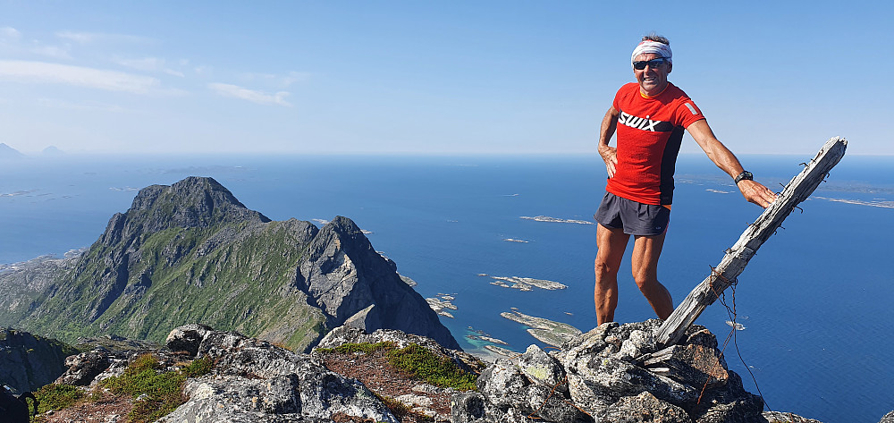 På Rypdalstinden. Gjura i bakgrunnen